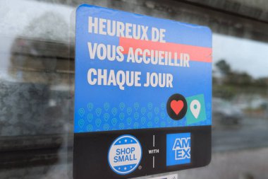 Paris, Fransa - 11 26 2024: American Express and shop küçük logo markası ve Amex US Finansal Hizmetler Şirketi Amex ödeme kartı amex 'in pencere kapısında metin imzası