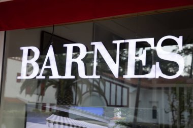 Bordeaux, Fransa - 11 21 21 2024: Barnes markası logosu ve ön cephe duvar ajansı girişi Uluslararası emlak danışmanı Emlak Global Gayrimenkul