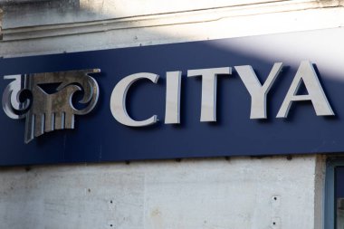 Paris, Fransa - 11 26 2024: citya mobilier imza logosu ve zincir emlak acentesi komisyoncusu şirketinin marka metin duvarı ön cephesi