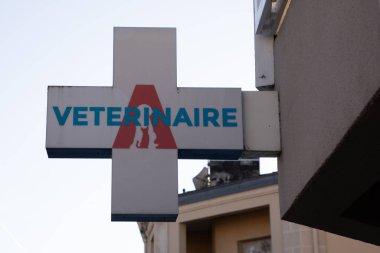 Bordeaux, Fransa - 12 02 2024: Argos veteriner doktoru Fransızca metin ve hayvan doktorları için logo imzası klinik tıbbi yapı ön cephesinde sıhhiye veterineri