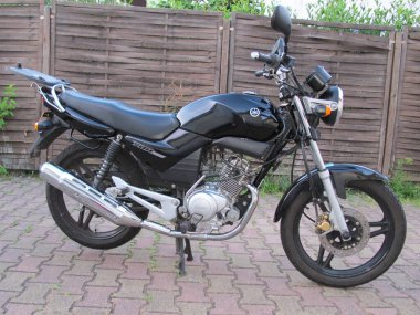 Bordeaux, Fransa - 11 25 2024: yamaha ybr 125 siyah motosiklet logosu ve Çin malı motosiklet japanı üzerine marka metin