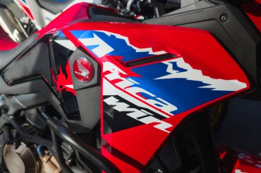 Bordeaux, Fransa - 11 19 2024: Honda Africa Twin kırmızı motosiklet logosu ve motosiklet akaryakıt yolu üzerindeki işaret