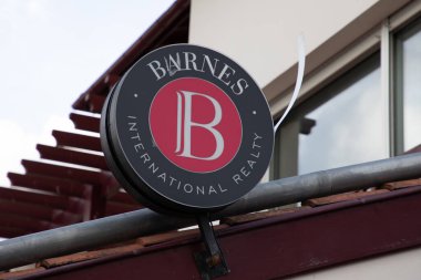 Bordeaux, Fransa - 11 21 21 2024: Barnes logosu metni ve damgası Uluslararası Gayrimenkul mağazası bürosunun ön cephesi