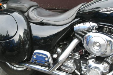 Bordeaux, Fransa - 11 26 2024: Harley-Davidson ABD logo işareti tankı krom siyah metin detayı Amerikan motosikletinde