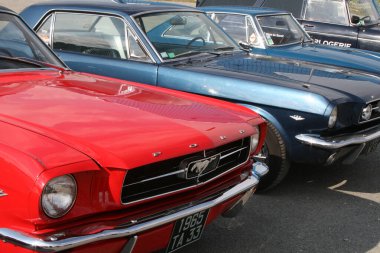 Bordeaux, Fransa - 11 26 2024: Ford Mustang hattı kaslı araba logosu ve eski model antika otomobil metni