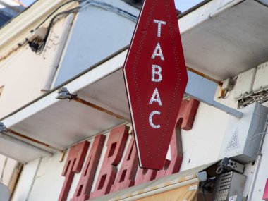 Bordeaux, Fransa - 11 21 21 2024: Tabac French marka mağaza logosu tütün cephesi tabelası için Fransızca metin beyaz