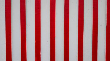 arka plan kırmızı beyaz ahşap çizgili tahta duvar ahşap süslemelerle süslenmiş.