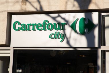 Bordeaux, Fransa - 12 02 2024: Carrefour City metin logosu ve marka levhası kasaba mağazası süpermarket girişinde.