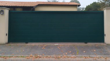 Modern kapı sürgüsü yeşil kapı karanlık alüminyum kapı yeni banliyö evinin karanlık tasarımı