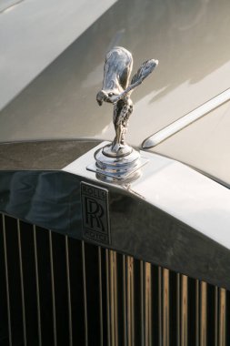 Bordeaux, Fransa - 11 26 2024: Royce Silver klasik araba logosu kullanıyor ve radyatör ızgarasında ekstazi krom ile yazı imzalıyor.
