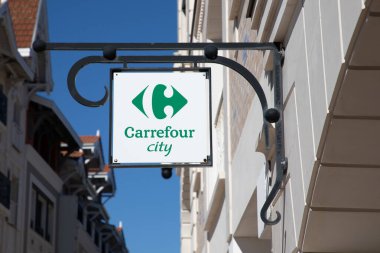 Bordeaux, Fransa - 10: 30 2024: Carrefour City marka logo ve metin işareti kasaba mağazası duvarları mağaza girişi süpermarket