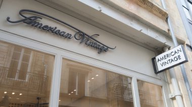 Bordeaux, Fransa - 12: 08 2024: Amerikan vintage logosu ve şehir merkezindeki butik duvar ön cephe mağaza giriş zinciri üzerindeki yazı