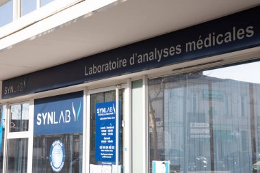 Bordeaux, Fransa - 12 02 2024: Synlab logo markası ve metin işareti duvar giriş cephesi Fransız Tıbbi Biyoloji Laboratuvarı önü