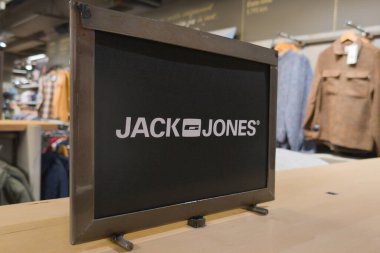 Bordeaux, Fransa - 12 08 2024: jack & jones metin logosu ve moda zinciri giyim mağazasında marka tanıtım paneli markasını imzalayın