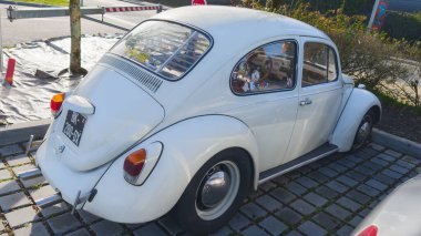 Bordeaux, Fransa - 12 09 2024: vw Volkswagen eski Beetle antika eski model klasik araba eski moda araç California.