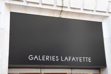 Bordeaux, Fransa - 12.11 2024: Galeriler Lafayette logosu metin ve marka giriş işareti cephe şehri küresel Fransız mağazası