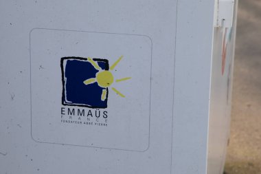 Bordeaux, Fransa - 12.11 2024: Emmaus, Fransız Abbe Pierre dayanışma hareketi logosu imzaladı