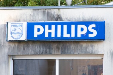 Bordeaux, Fransa - 12.11 2024: Philips Şirketi logosu ve duvar önü mağazası girişinde metin ve marka