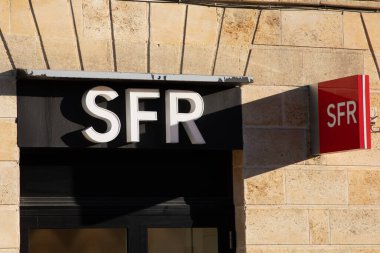 Bordeaux, Fransa - 12.11 2024: SFR metin logosu markası ve ön cephe Fransız telekomünikasyon telefon operatörü