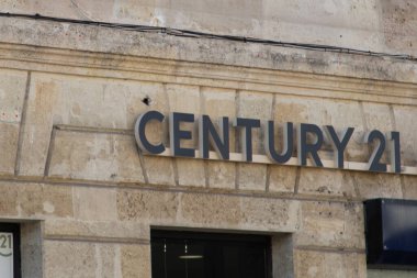 Bordeaux, Fransa - 12: 15 2024: Century 21 giriş metni ve emlak komisyonculuğu bürosunun marka logosu