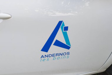 Andernos les bains, Fransa - 12: 15 2024: Andernos les bains logo markası ve Fransa 'nın Arcachon Körfezi' ndeki işaret levhası