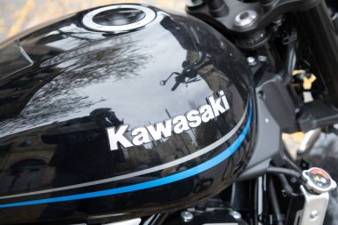 Bordeaux, Fransa - 12 16 2024: Kawasaki z 900 adet klasik motosiklet işareti logosu Japon neo motorsiklet deposu yakıtı