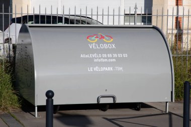 Bordeaux, Fransa - 12 16 2024: Velobox, güvenli bisiklet konteynırlarının Fransa Bordeaux şehrinde güvenli bisiklet konteynırları içinde yerel park allolevelo tbm velopark bisiklet koruyucu şehir kutusu bisikletidir