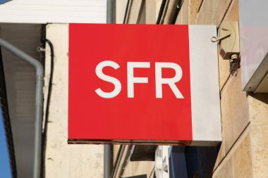 Bordeaux, Fransa - 12.11 2024: SFR mağaza logosu duvar cephesi ve Fransa 'daki telefon operatörünün telefon zinciri girişi