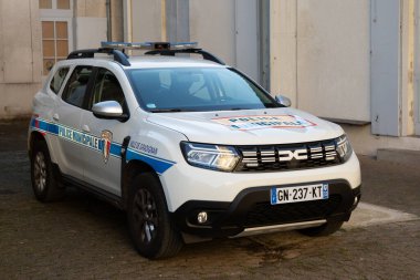 Bordeaux, Fransa - 12 02 2024: Polis belediyesi Fransız arabası Dacia Duster belediye polisi.