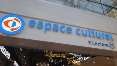 Bordeaux, Fransa - 12 11: 2024: espace culturel leclerc logo marka ve metin imzalı fransız zinciri ön cephe mağazası kütüphane diski resim dükkanı.