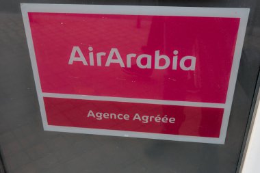 Bordeaux, Fransa - 12 16 16 2024: Air Arabia logo metni ve A1 binasındaki düşük maliyetli havayolu ofisini imzala