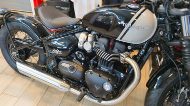 Bordeaux, Fransa - 12 09 2024: Zafer bobber bonneville bisiklet detayı yan logo ve metin işareti