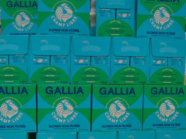 Bordeaux, Fransa - 12: 16 2024: Gallia Paris 1890 Fransız bira logosu biracısı ve market dükkanında satılmak üzere metin tabelası