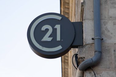 Bordeaux, Fransa - 12: 15 2024: Century 21 tabela logosu ve metin markası Amerikan emlak mağazası broker ofis ajansı Fransa cephesi