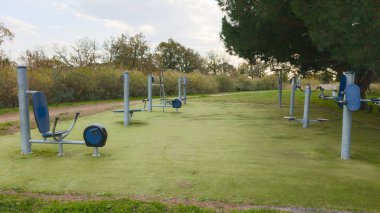 Park istasyonunda açık hava fitness ekipmanları.