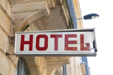 Otel hasarlı eski tabela metin duvar önünde ön tabela pano duvar girişi turizm kenti