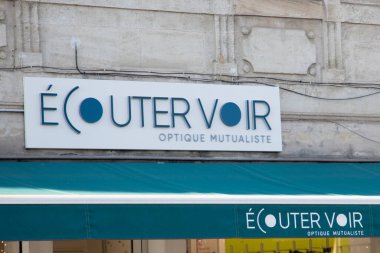 Bordeaux, Fransa - 12 02 2024: Dış voir tabelası logosu ön cephedeki gözlükçülerin vitrininde.