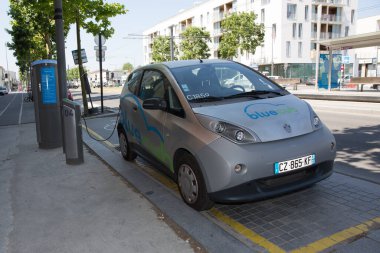 Bordeaux, Fransa - 12: 29: 2024: Bollore Bluecar CECOMP bluecub logo metni ve sokak otomobil konsepti üzerine imza