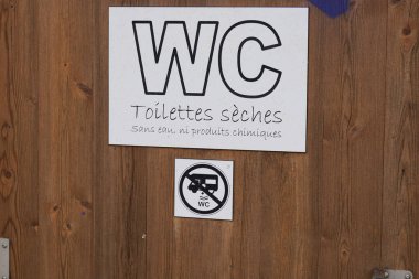 Tuvaletler seches sans eau ni produits chimiques Fransızca metin işareti susuz ve kimyasalsız kuru tuvalet anlamına gelir ve karavan kampı wc yasaktır