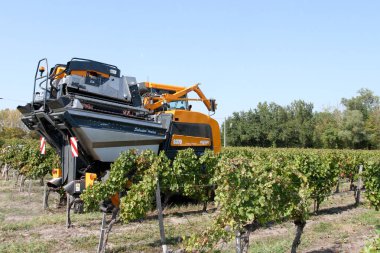 Bordeaux, Fransa - 01 07 2025: pellenc 8370 Üzüm toplama makinesi üzüm bağları baş makine ve ziraat ekipmanları şirketinde
