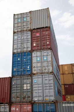 Bordeaux, Fransa - 01 07 2025: Logo markalı renkli nakliye konteynırları ve Maersk tal