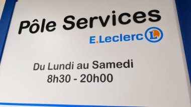 Bordeaux, Fransa - 01 09 2025: E.Leclerc direkli servis logosu ve mağaza açılış saatleriyle metin imzası