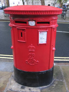 Londra, İngiltere - 01 07 2025: Londra şehrinin gb caddesinde posta kutusu büyük İngiliz kırmızı posta kutusu