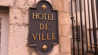 Bina cephesindeki otel de ville tabelası Fransa 'da taşlı bina cephesi girişinde Fransız belediye başkanı tabelası anlamına geliyor.