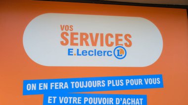 Bordeaux, Fransa - 01 09 2025: E.Leclerc kutup hizmet mağazası logosu ve giriş mağazasındaki metin paneli reklam panosu