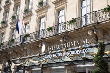 Bordeaux, Fransa - 01 10 2025: Kıtalararası Grand Hotel de Bordeaux logosu ve giriş duvarı ön balkonunda metin işareti