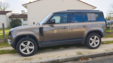 Bordeaux, Fransa - 01 13 2025: Land Rover Defender İngiliz off-road aracının ilk basım araba tabelaları