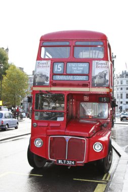 Londra, İngiltere - 01 07 2025: Kırmızı Londra otobüsü. Eski klasik kırmızı Londra çift katlı otobüs.