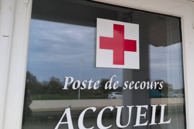 poste de secours accueil French text kapı önündeki ilk yardım istasyonu resepsiyonu anlamına gelir kabin cankurtaran plaj kulübesi