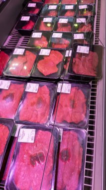 Bordeaux, Fransa - 01: 24 2025: Süpermarkette büyük bir kasap eti ve jambon seçimi